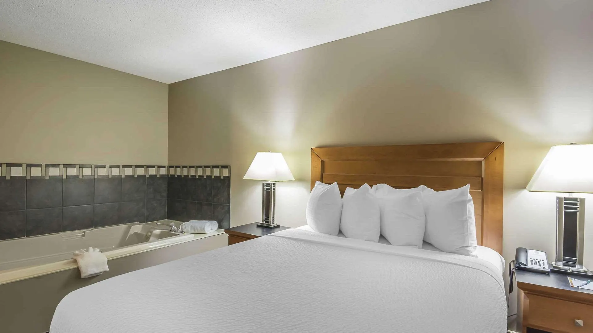 Quality Inn West Edmonton 3*,
